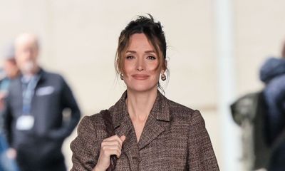Rose Byrne finishes off jeans and a blazer with the affordable It-bag celebrities can't get enough of