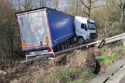 M25 lorry crash takes out power lines and sparks traffic chaos