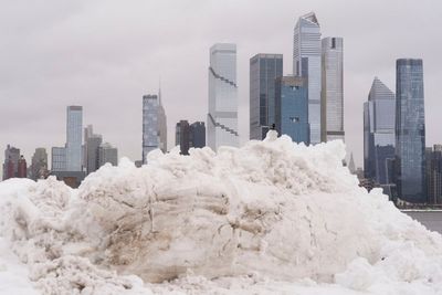 NYPD officers pelted with snowballs while responding to massive snowball fight