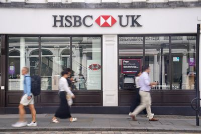 HSBC slashes senior roles to meet £1.1bn cost savings target early