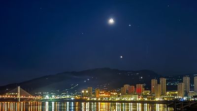 Catch Jupiter glowing under the waxing moon tonight (Feb. 26)