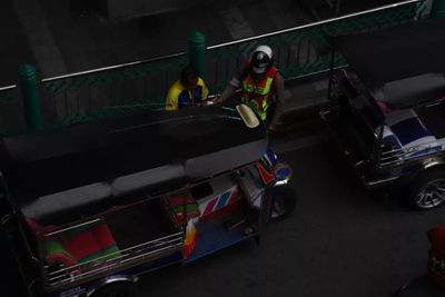 Duo on motorbike snatch bag from tuk-tuk tourists