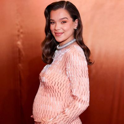 Hailee Steinfeld Is "Energized" to Style Rihanna-Inspired Maternity Outfits—Here's Her Exact Shopping List