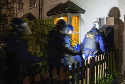 Moment London police raid house in operation against £300,000 phone snatch gang