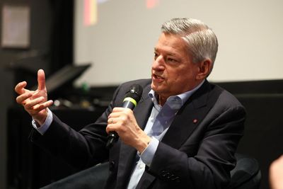 Netflix walks away from Warner Bros deal, clearing way for Paramount takeover