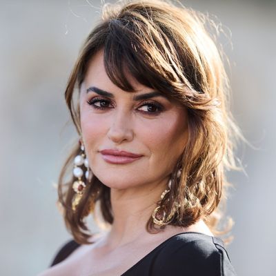 Penelope Cruz's Chocolate Brown Manicure Is As Cozy As It Gets