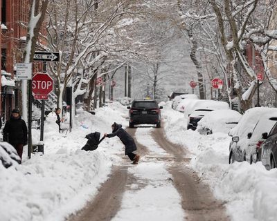 Weather tracker: US cities close schools and cancel flights amid heavy snowfall