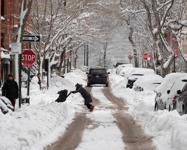 Weather tracker: US cities close schools and cancel flights amid heavy snowfall
