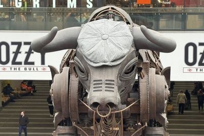 New Street Station’s Ozzy the Bull dons Peaky Blinders cap ahead of film launch
