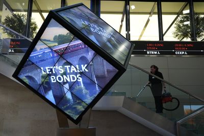 FTSE 100 hits high and oil jumps amid US-Iran tension