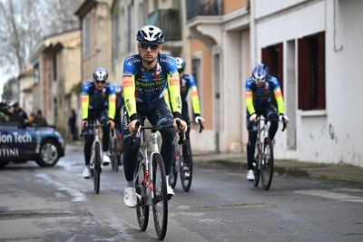 Giro di Sardegna: Dušan Rajović wins stage 3 thanks to bike throw in tight sprint