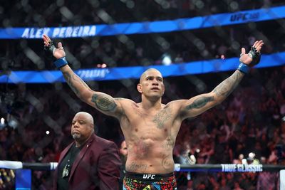 Alex Pereira shockingly vacates UFC title to spark heavyweight rumours