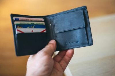 8 Things You Should Never Keep in Your Wallet