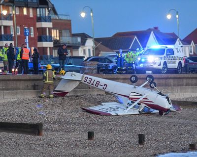 Pilot ‘crawls out’ after plane crashes on to beach in Gosport