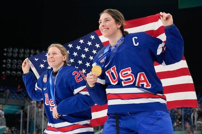 Knight delivers joke during 'SNL' appearance featuring US men and women hockey gold medal winners