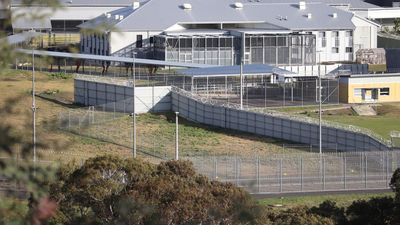 Prisoner allegedly contacted girlfriend he set on fire