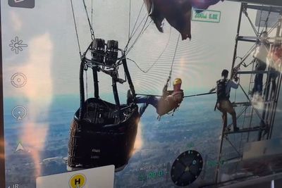 Daring rescue at 1000 feet after hot air balloon crashes into communication tower