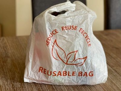 California Plastic Bag Rule Changes Again: What Stores Can’t Offer Starting 2026