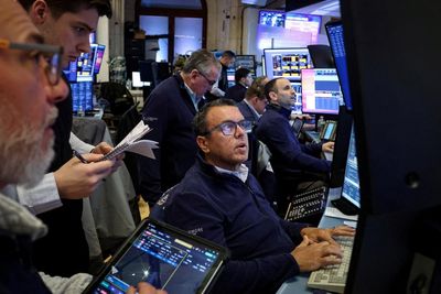 US markets see-saw as investors keep close eye on Iran war