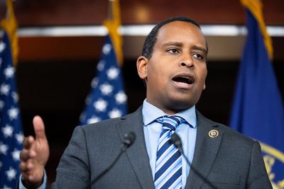 Judge again blocks DHS policy on lawmaker detention center visits