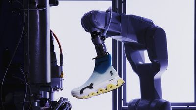 On’s laceless super trainer shows robot-sprayed running shoes are ready for the masses