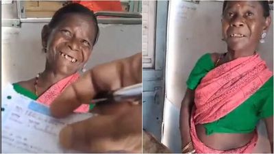 Woman buys a train ticket for her goat too; netizens praise her honesty and innocence