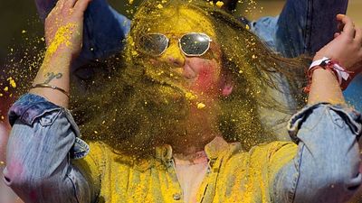 India: Holi brings colour and crowds nationwide