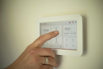 How to Lower Your Electricity Bill Using Smart Plugs, Smart Thermostats, and Energy Monitoring Apps