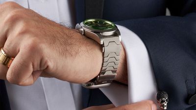 This 2-in-1 strap holds your watch and smartwatch at the same time