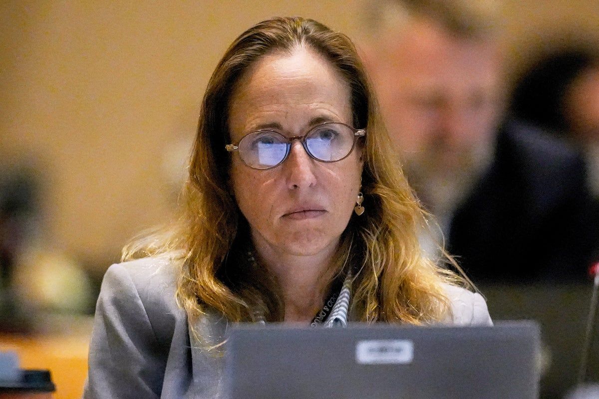 Top FDA drug official is trying to hire a friend who's…