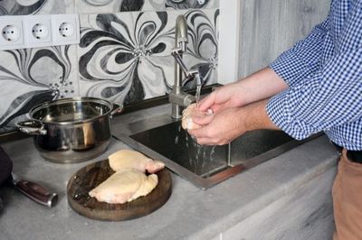10 Kitchen Habits That Are Secretly Spreading Bacteria (Stop Washing Chicken)