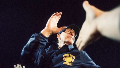Lou Holtz, One of College Football’s Great Architects, Dies at 89
