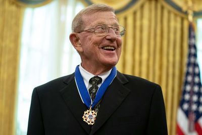 Legendary Notre Dame coach Lou Holtz dies at 89