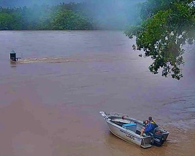 Twenty pregnant women evacuated from NT hospital as two states prepare for major flooding