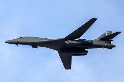 US bomber ‘the Bone’ that can hit 900mph lands in UK ahead of ‘surge’ in Iran strikes
