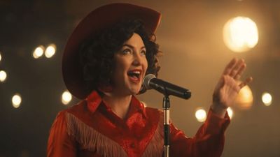 After Rocking Amazing Awards Dresses All Season, Kate Hudson Threw On A Bikini To Relax At Home