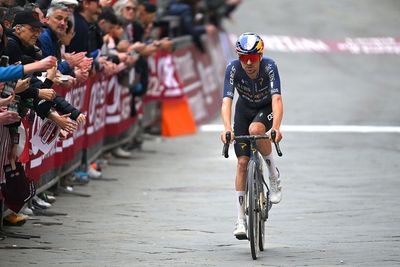 'Not really that fun' – Tom Pidcock's Strade Bianche disrupted by double dropped chain and UAE dominance