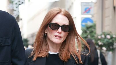 Julianne Moore just demonstrated why smart separates and white trainers are always a winner
