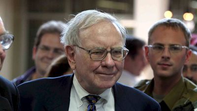 6 Warren Buffett Hacks That Can Transform Your Money in 2026