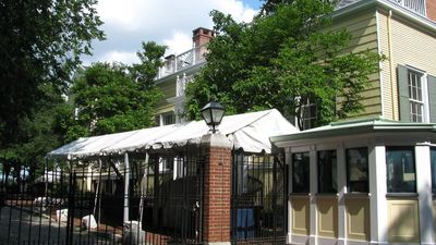 Far-right provocateur’s ‘stop the Islamic takeover’ protest spiraled into a street war that spilled into Zohran Mamdani’s house