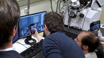 World's smallest QR code can store data for thousands of years ‪—‬ but you need an electron microscope to see it