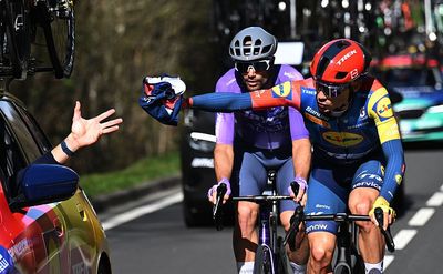 'I went farming today' – Juan Ayuso avoids Paris-Nice stage 2 crashes by riding into field