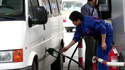 Oil prices: Drivers rush to fill tanks in China before fuel price hike