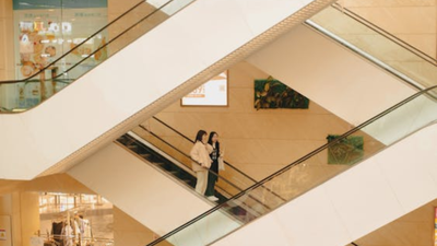 [Watch] Man Claims People Are Being Paid to Pose as 'Shoppers' at LA Malls to Make Them Look Busier