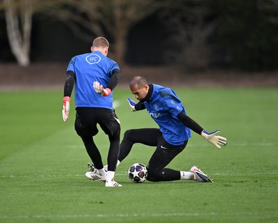 Liam Rosenior happy to continue goalkeeper guessing game at Chelsea