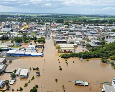 Bundaberg floods: hundreds of homes and businesses inundated after river bursts banks