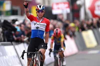 Leeuw-Oetingen: Lorena Wiebes finds a new way to win the race for a third time