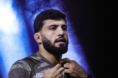 Arman Tsarukyan chokes Muhammad Mokaev unconscious in grappling match after UFC snub