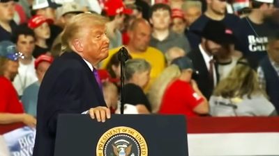 Kentucky Trump rally turns farce as woman collapses, bored Trump orders funeral music to be played