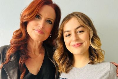 Journalist donates kidney to girl, 16, after mother appeals to local newspaper